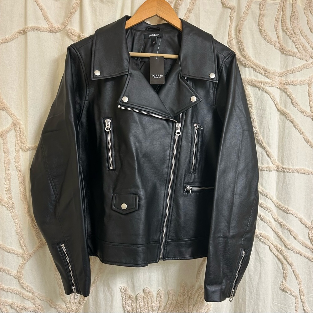 NWT Torrid Faux Leather Asymmetrical Moto Jacket in Black - Picture 2 of 12